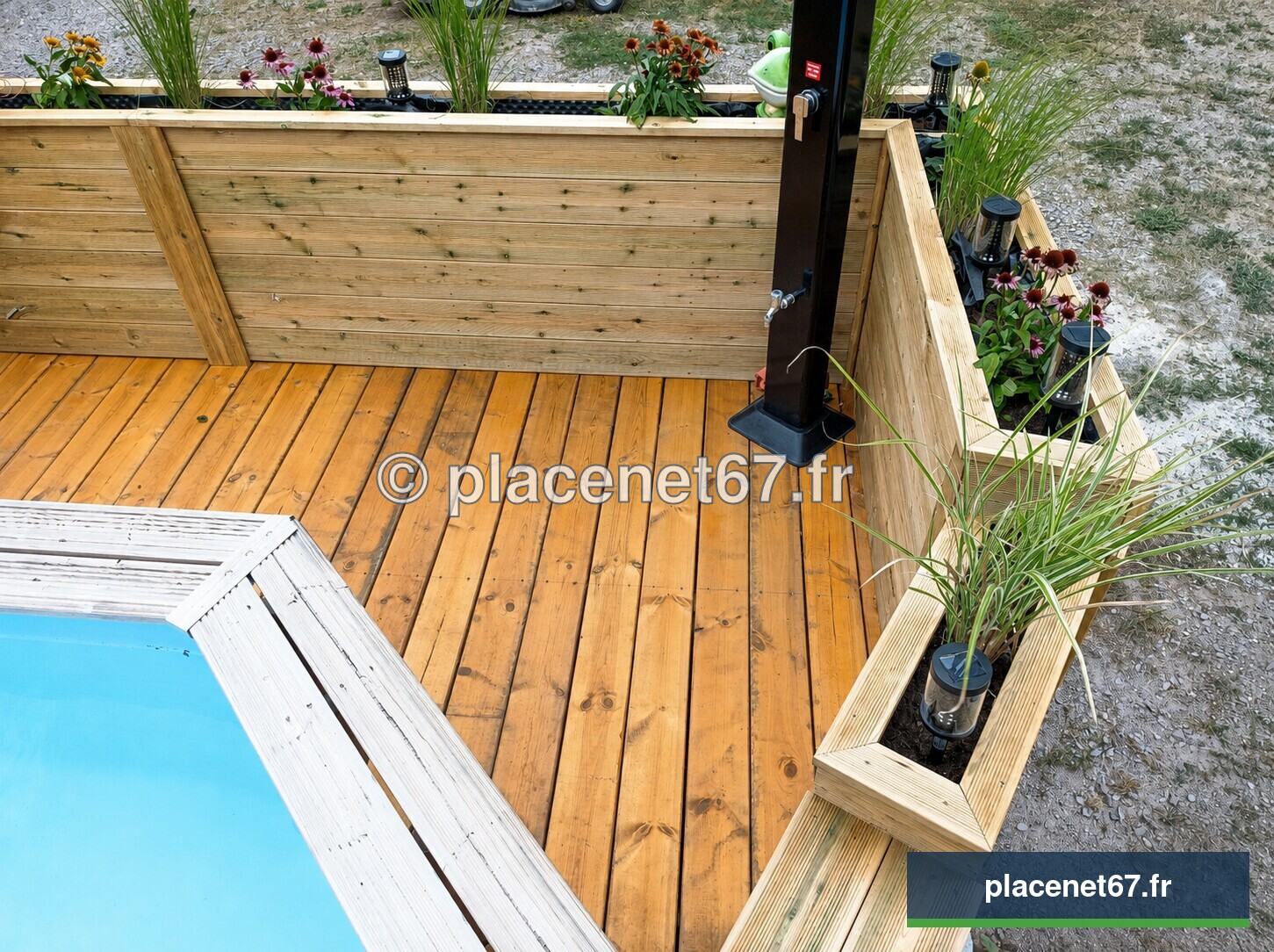 Douche extérieure intégrée à l’aménagement de la terrasse