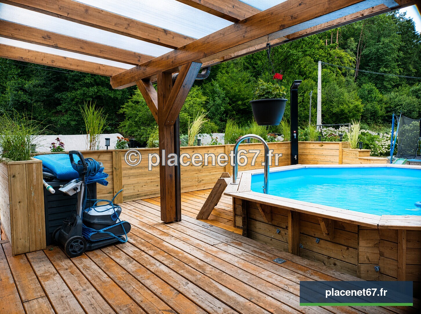 Vue générale de la terrasse aménagée autour de la piscine
