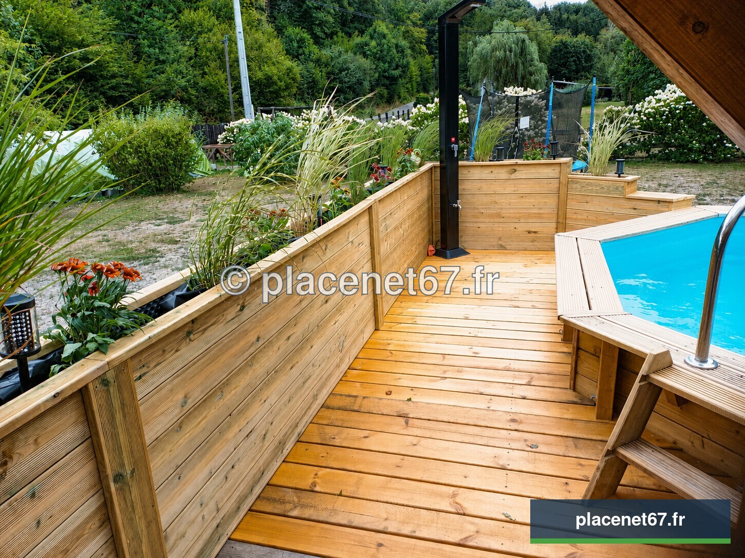 Bacs à fleurs en bois fabriqués sur mesure et intégrés au brise-vue