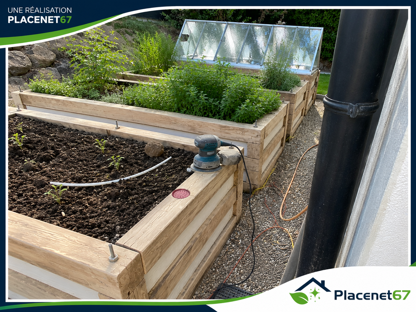 Ponçage en cours de bacs potagers en bois avant l’application d’un saturateur