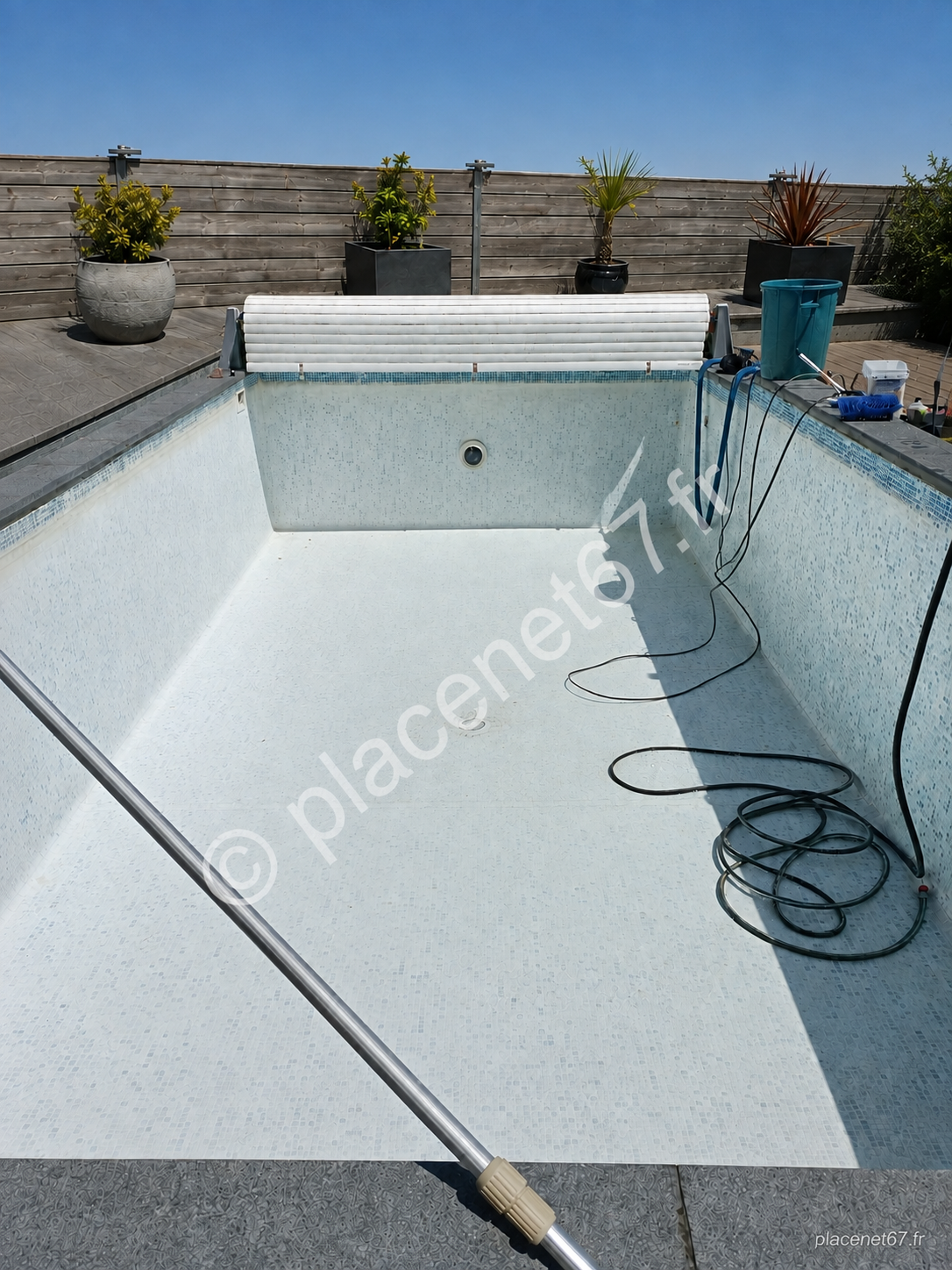 Nettoyage du fond et des parois d’une piscine après son hivernage