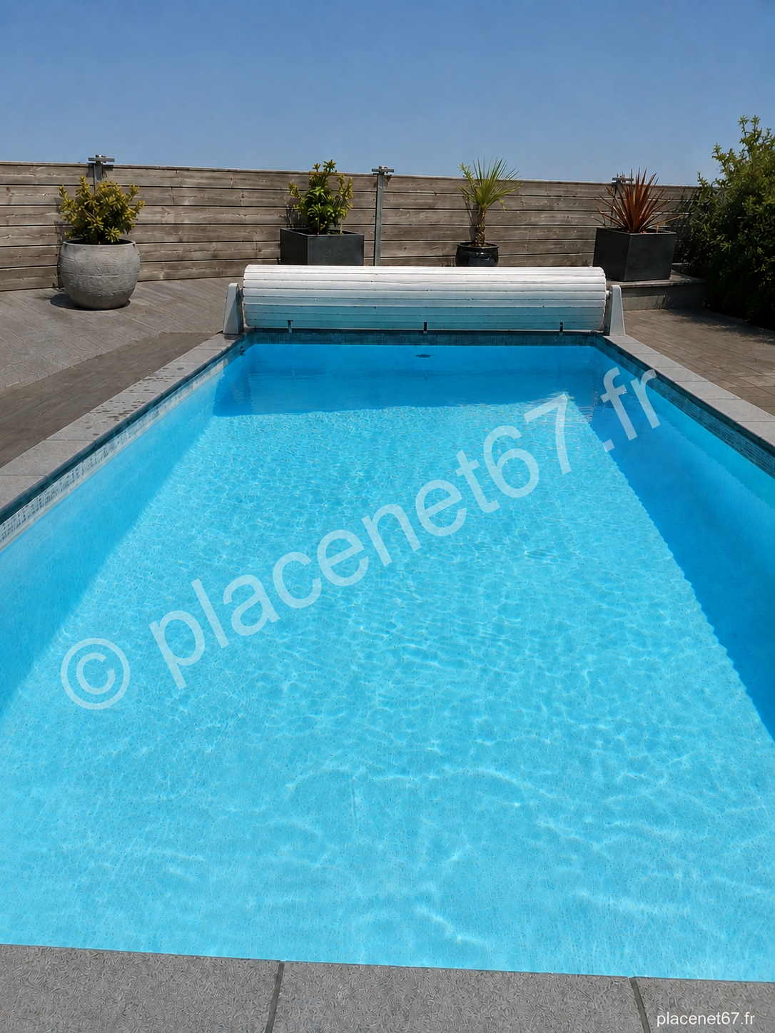 Piscine propre pendant sa remise en eau après le nettoyage